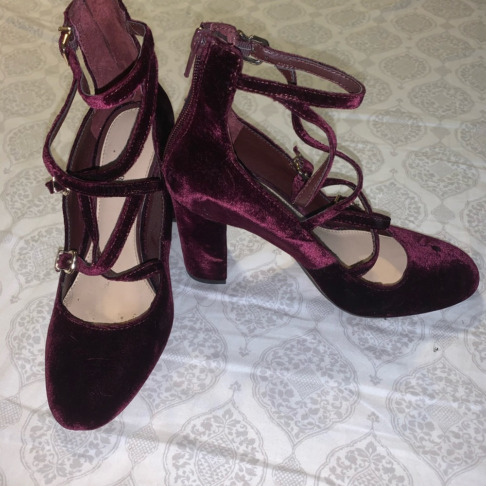 Gianni Bini sz 8 Marroon velvet  heel